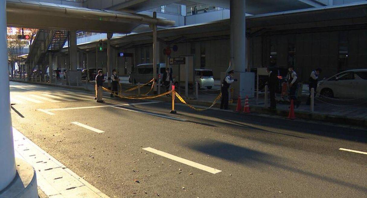 中国一男子与母亲到日本旅游，在航站楼坠落不幸身亡