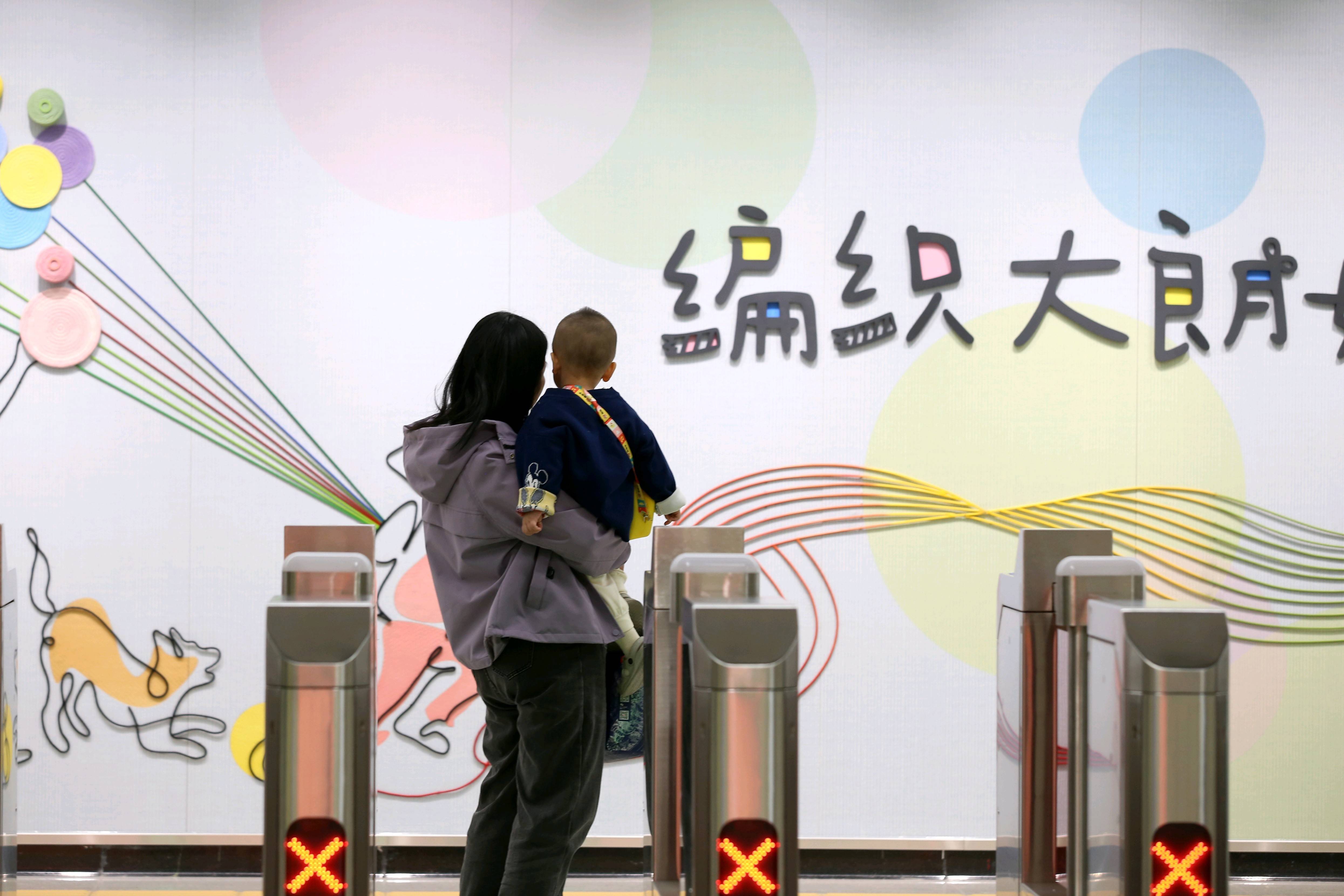 东莞地铁1号线试乘首日，大朗4站“沸腾”了