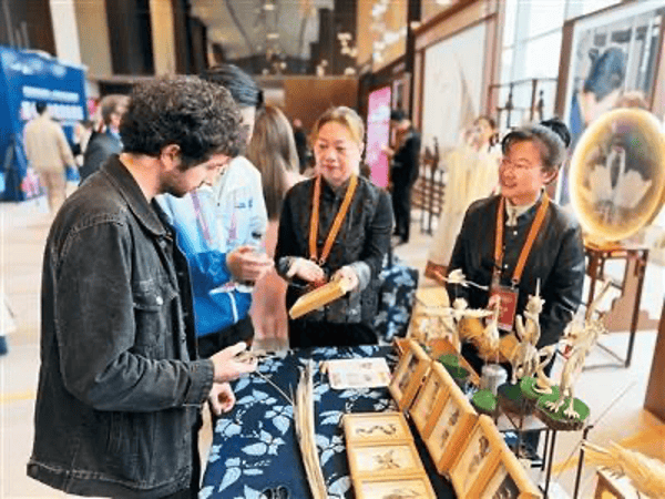 马克龙一路追着它俩，抢先一步要访华！