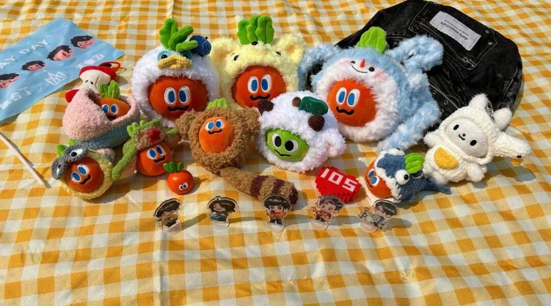 “50块帆布包配3000块包挂”，时髦年轻人背半个身家出门