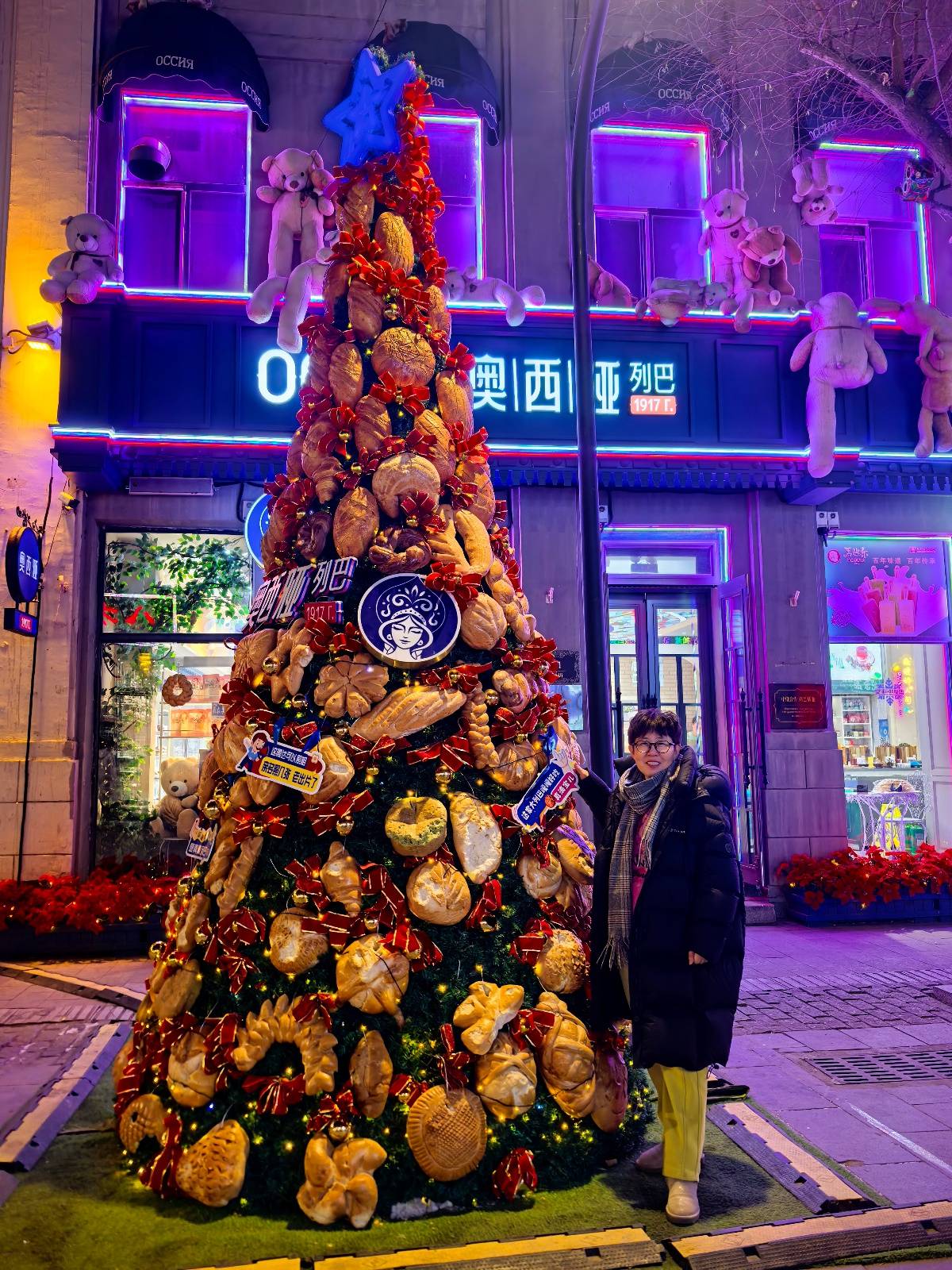 哈尔滨一大列巴面包树成麻雀过冬粮仓，设计师：一百多个面包做成，已有两年