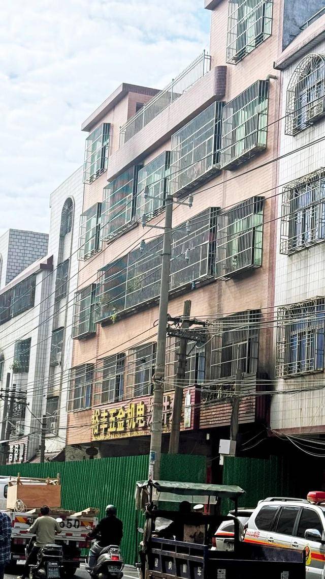 一家四代12人，火灾中丧生背后