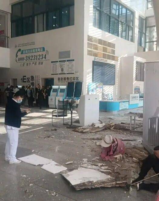 门诊楼大厅吊顶破损部分坠落致4人受伤，三亚中心医院道歉