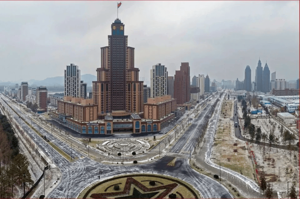 朝鲜“万套住宅”震撼亮相，金正恩莅临现场指导感叹：潮流之作