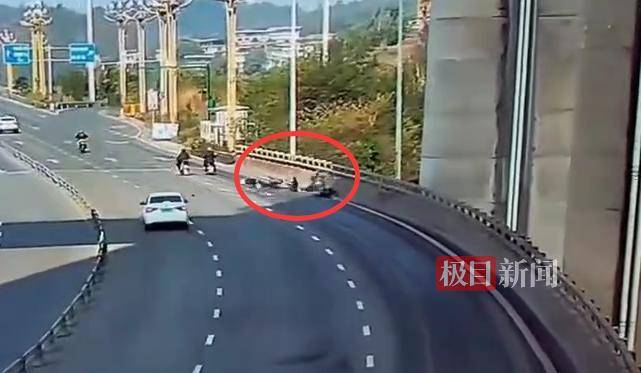 宜宾一摩托车大桥上撞到路边人群,交警:伤者已送医,事故处理完毕