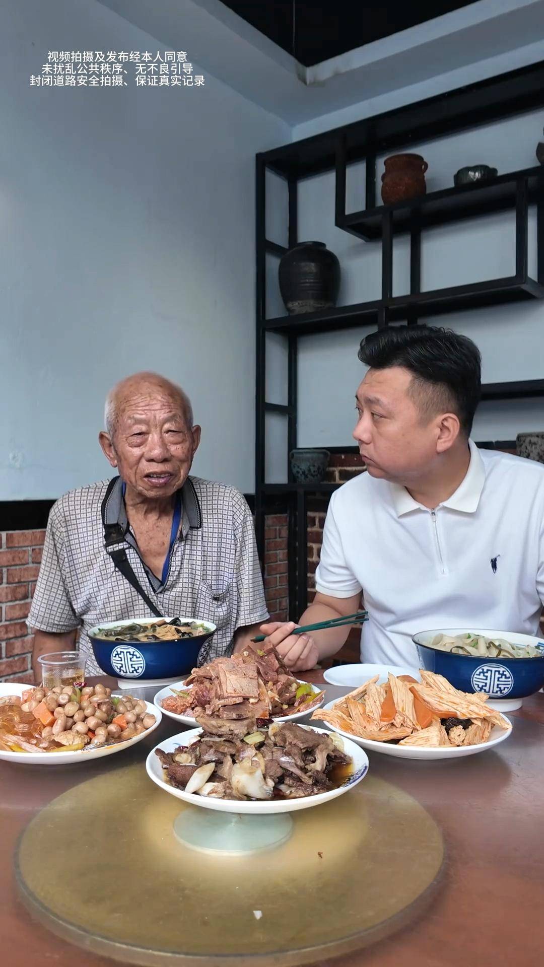 81岁菜农被博主买下所有菜后回家路上遇车祸离世 家属发声：别寒了好人的心